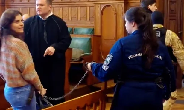 她被铁链牵着出庭，惊动意大利总理